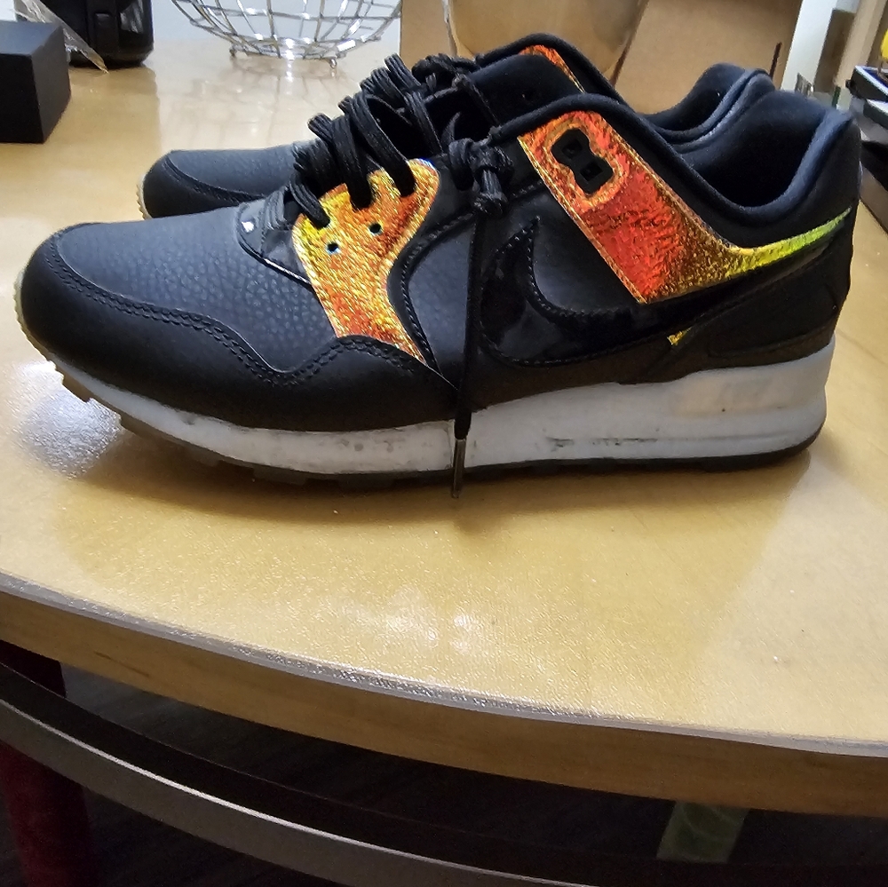 Nike Air black/gold Pegasus